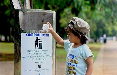 Membiasakan Anak Sejak Dini, Membuang Sampah pada Tempatnya