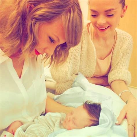 Taylor Swift conoció a Leo, bebé de Jaime King, su nuevo ahijado ...