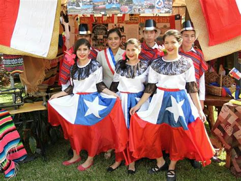 Chilenos Cueca Chilean traditional costumes | Chilena, Santiago de chile, Chile