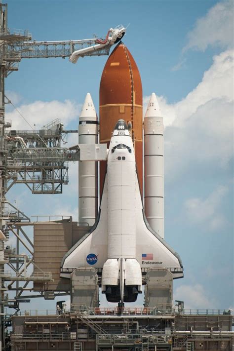 NASA shuttle Endeavour on launch pad. on Inspirationde | Espacio y astronomía, Transbordador ...