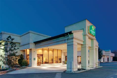 La Quinta Inn & Suites by Wyndham Fairfield NJ | Fairfield, NJ Hotels