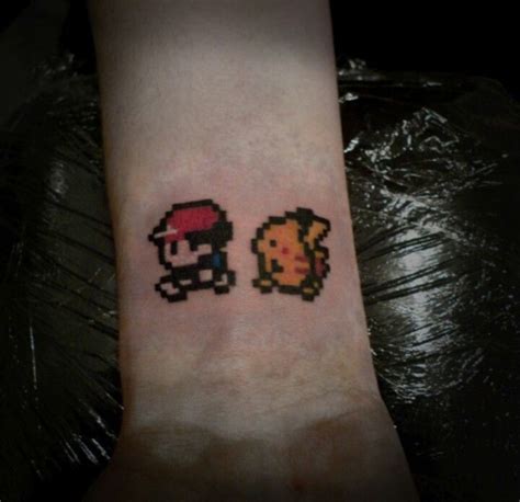 8bit Ash & pikachu | Tatoveringsidéer, Tatoveringer mænd, Tatoveringer