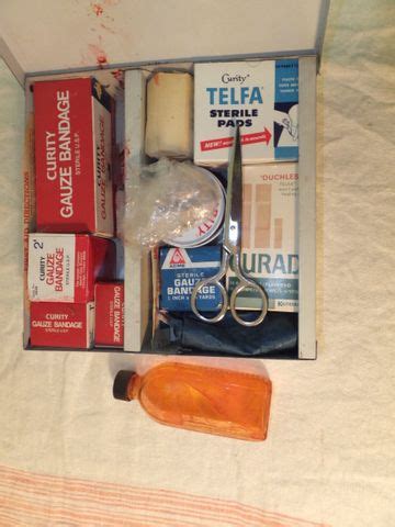 Lot Detail - VINTAGE METAL FIRST AID KIT BY NAPA