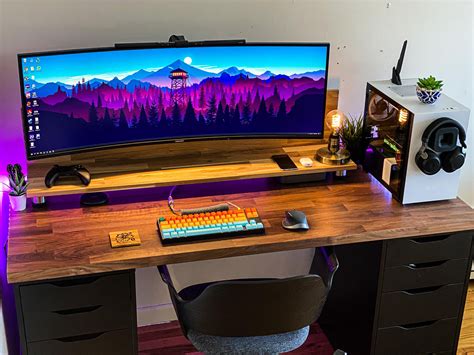 Minimal RGB but Im obsessed with this wallpaper. in 2020 | Battlestation, Gaming desk setup, Setup