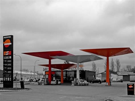 Norman Foster's Repsol Gas Stations - Walyou