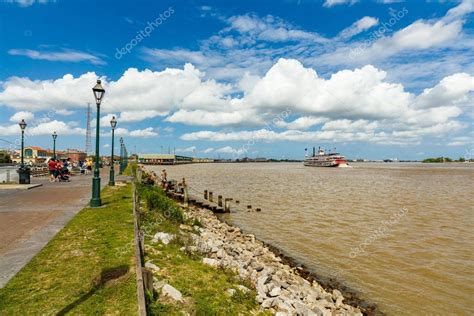 Mississippi River Paddle Boat – Stock Editorial Photo © fotoluminate ...