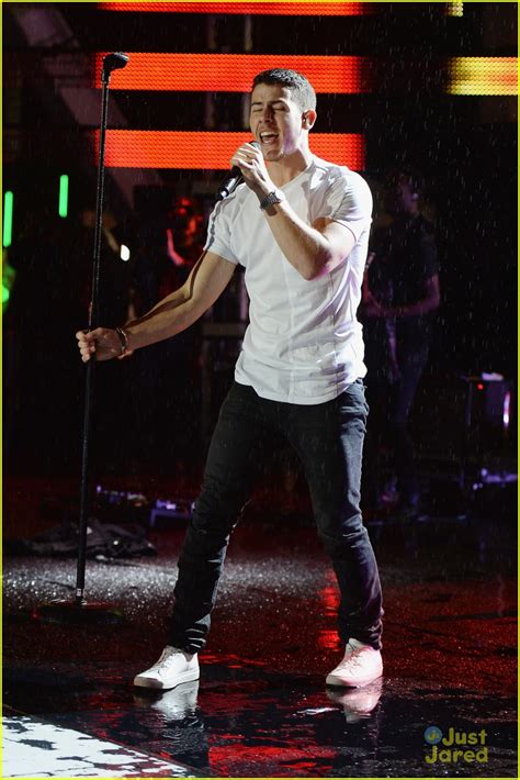 Nick Jonas Performs 'Jealous' in the Rain at MTV EMA 2014 Kick Off ...