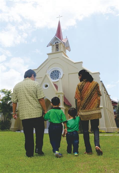 KELUARGA KATOLIK: Persekutuan Ilahi Sekaligus Manusiawi - Keuskupan Padang