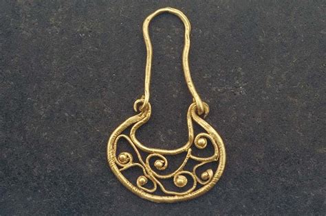 Viking age gold earring, Södermanland, Sweden. #GoldJewelleryLife | Vikingasmycken, Medeltida ...