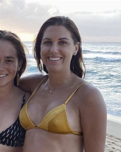 Alex at the beach : r/alexmorgan