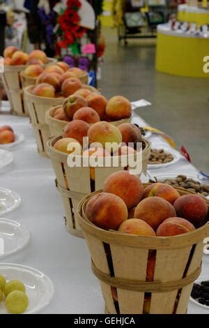 Bushel baskets of fresh peaches at a farm market Stock Photo - Alamy