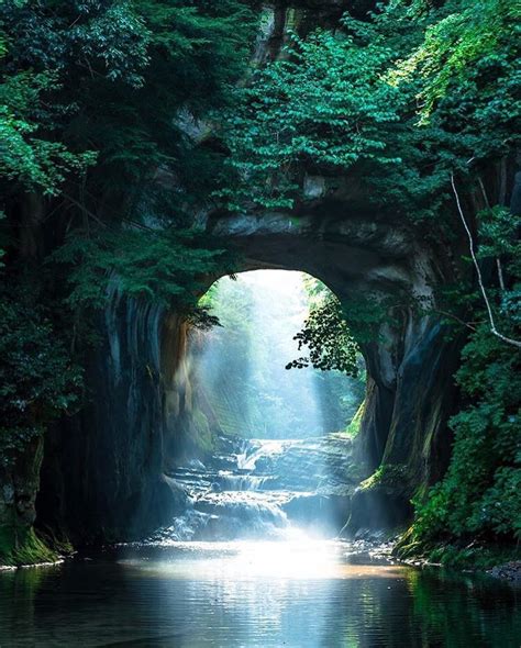 Powerful sunrays through the famous Kameiwa cave in Japan 👌 Photo By | | Manzara, Ormanlar, Seyahat