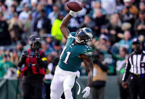 Eagles' A.J. Brown bullies his way to 41-yard TD catch in revenge game ...