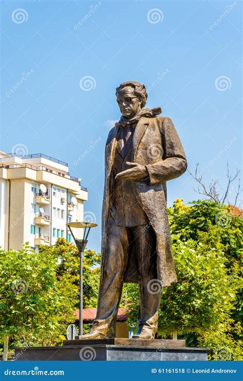 Statue Von Ibrahim Rugova in Pristina Stockfoto - Bild von park, ibrahim: 61161518