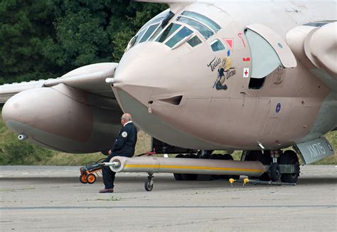 XM715 Victor K.2 | Pilot Bob Prothero takes a breather, perh… | Flickr