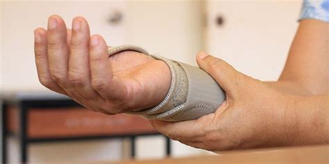 How to Care for Your Body After Wrist Fracture Surgery | Rothman Orthopaedics