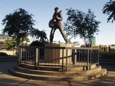 Elvis's Statue - Elvis Presley Wallpaper (3859033) - Fanpop