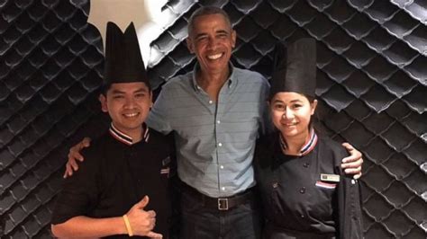 Barack Obama visits Hawaii, hits the links and enjoys fine dining - ABC ...