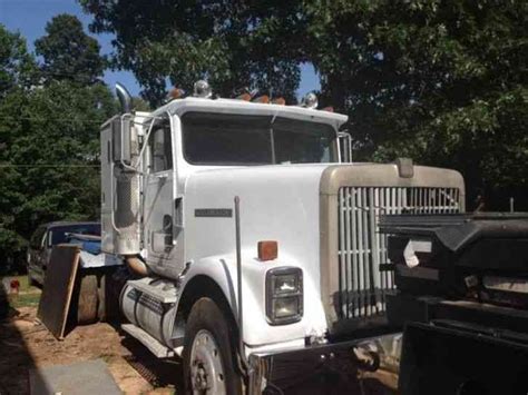 International Semi Truck (1985) : Sleeper Semi Trucks