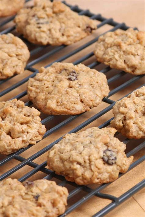 Soft and Chewy Quaker Oatmeal Cookies (Easy Oats Oatmeal Raisin Cookies) - IzzyCooking