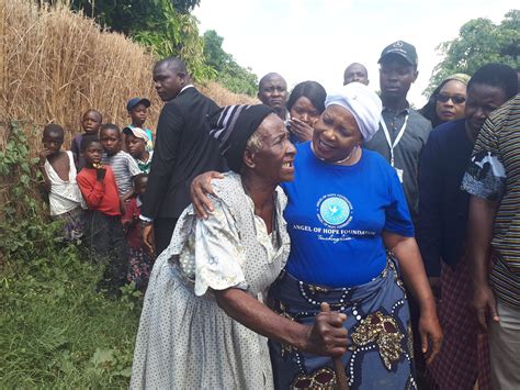 PICTURES: First Lady Auxillia Mnangagwa In Norton Doing Chores For The Elderly – Pindula News