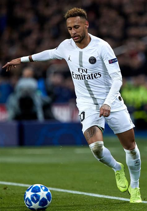 PARIS, FRANCE - NOVEMBER 28: Neymar Jr of Paris Saint-Germain in action ...