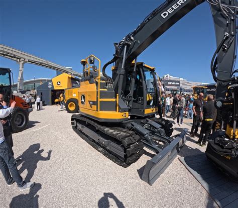 Video: John Deere introduces future generation excavator models ...