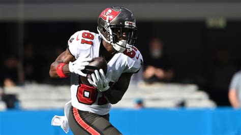 Antonio Brown released by Tampa Bay Buccaneers