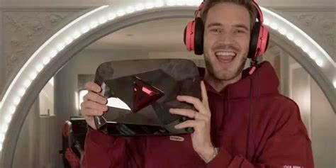 PewDiePie Memberikan Diamond Button ke Fans - Dafunda.com