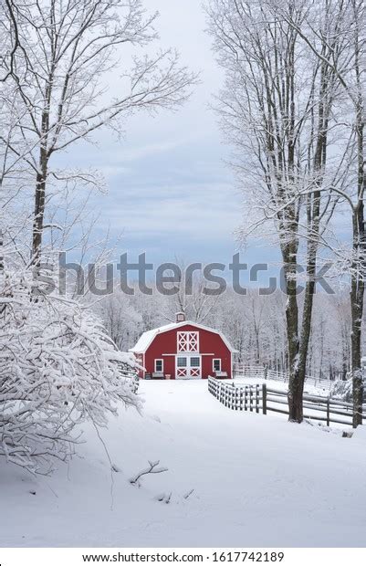 Red Christmas Barn: Over 2,728 Royalty-Free Licensable Stock Photos ...