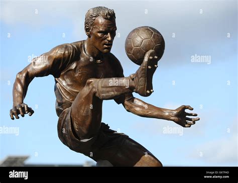 Dennis bergkamp statue hi-res stock photography and images - Alamy