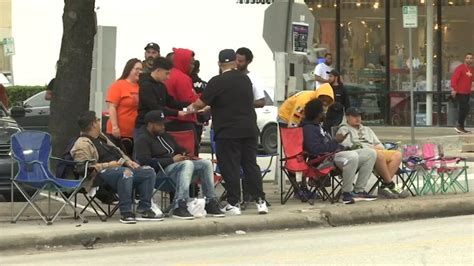 Travis Scott fans lined up 24 hours before his store opens [Video]