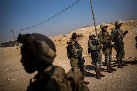 Israel's Army Seeks Trust Through Tuition - Bloomberg