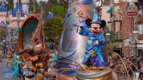 Disneyland Parades Guide 2024: Current Parades, How to Get the Best Spot