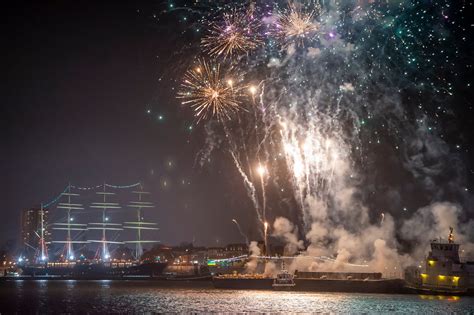 Philly fireworks draw thousands to welcome 2020 with a bang - WHYY