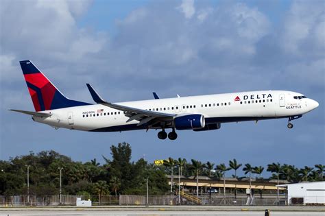 Delta Air Lines Boeing 737-900ER on Climbing Phase - AERONEF.NET