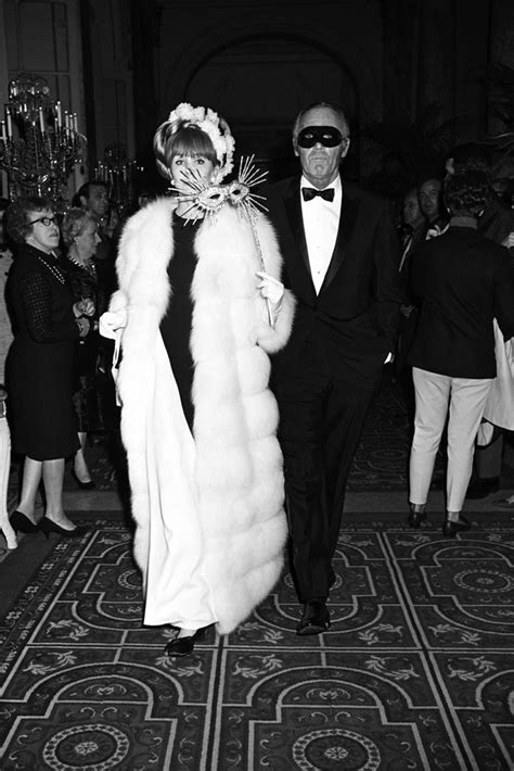 17 Cool Photos From Truman Capote’s 1966 Black & White Ball ...