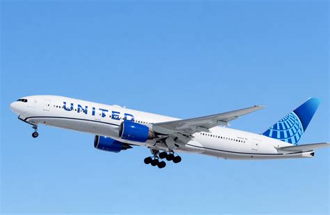 A new livery United 777 lifts off out of KDEN for Kahului : r/aviation