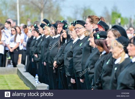 Women from the Cumann na mBan wear historical paramilitary uniforms to ...