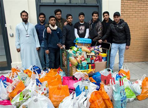 Muslims from East London Donate 7 Tonnes of Food for UK's Needy - IlmFeed