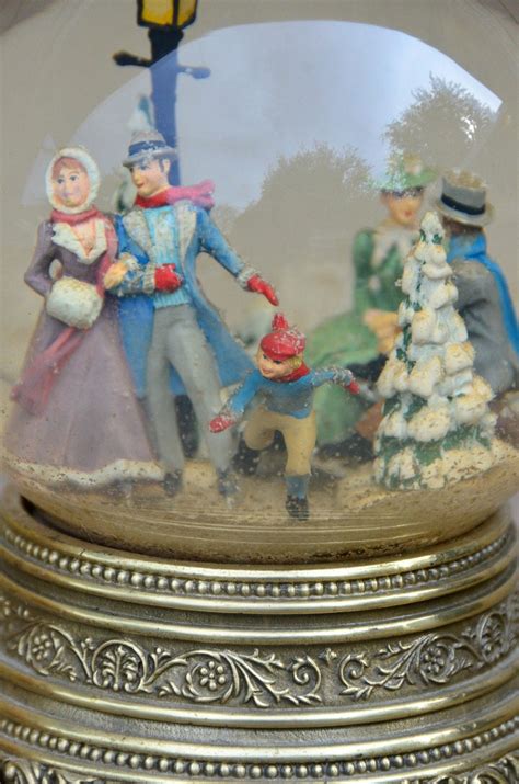 Vintage holiday snow globe christmas decor franklin mint snowy