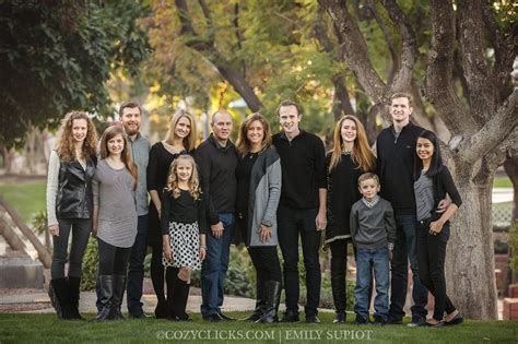 9 Simple Ways To Pose Large Families for Portraits