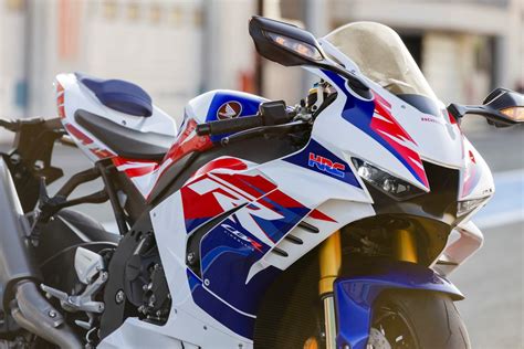 Honda_CBR_1000_RR-R_Fireblade_SP_30TH_Anniversary_close - Actu Moto