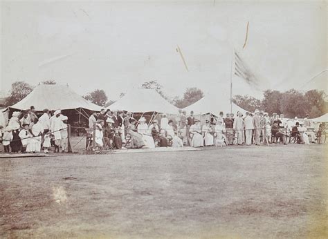 A Crowd Of Britishers In Colonial India, Photo 1880 - Past-India