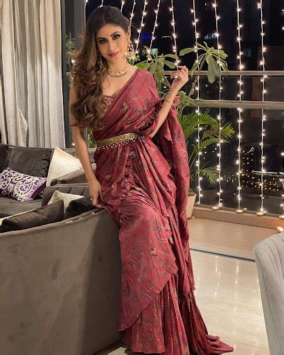 Saree Poses for Girls To Make Instagram Photos Look Amazing