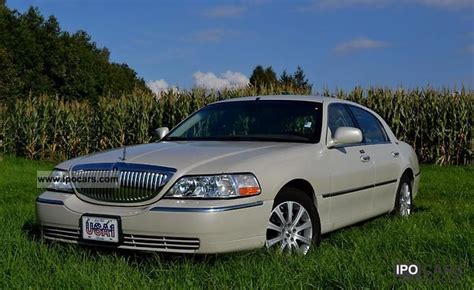 2005 Lincoln Town Car Signature Limited 4-door wagon TOP - Car Photo and Specs