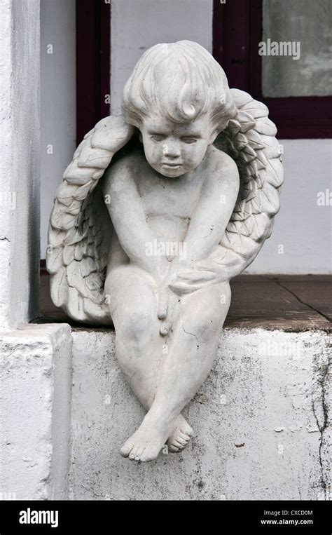 Cherub sculpture hi-res stock photography and images - Alamy