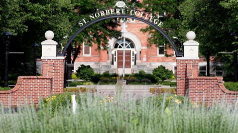 St. Norbert College president leaves school and students respond