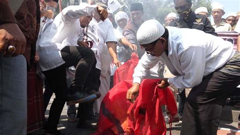 Front Pancasila Membakar Bendera PKI – Suara Surabaya