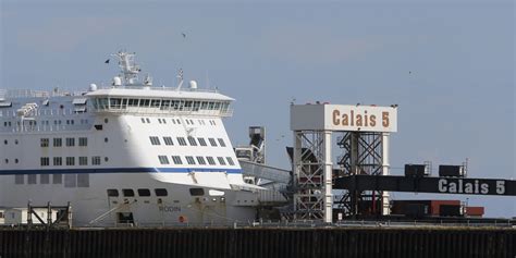 Port Of Calais Closed After 50 Migrants Storm P&O Ferry | HuffPost UK
